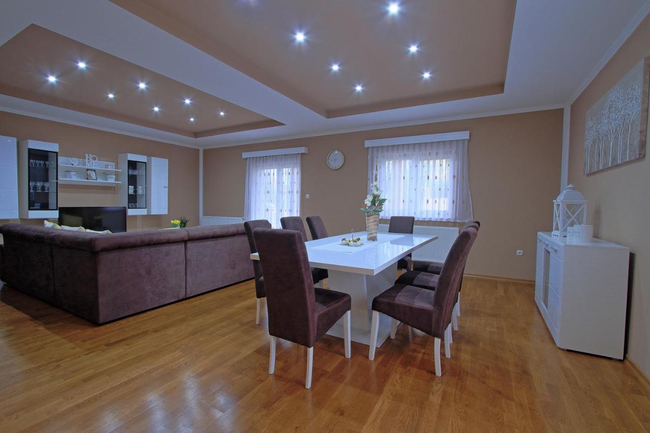 Holiday House Lana Оточац Экстерьер фото