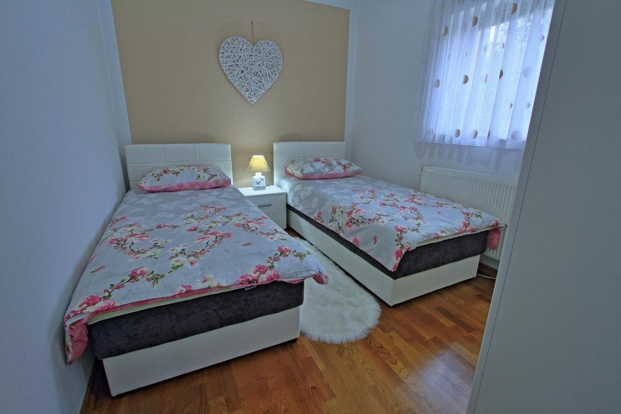 Holiday House Lana Оточац Экстерьер фото