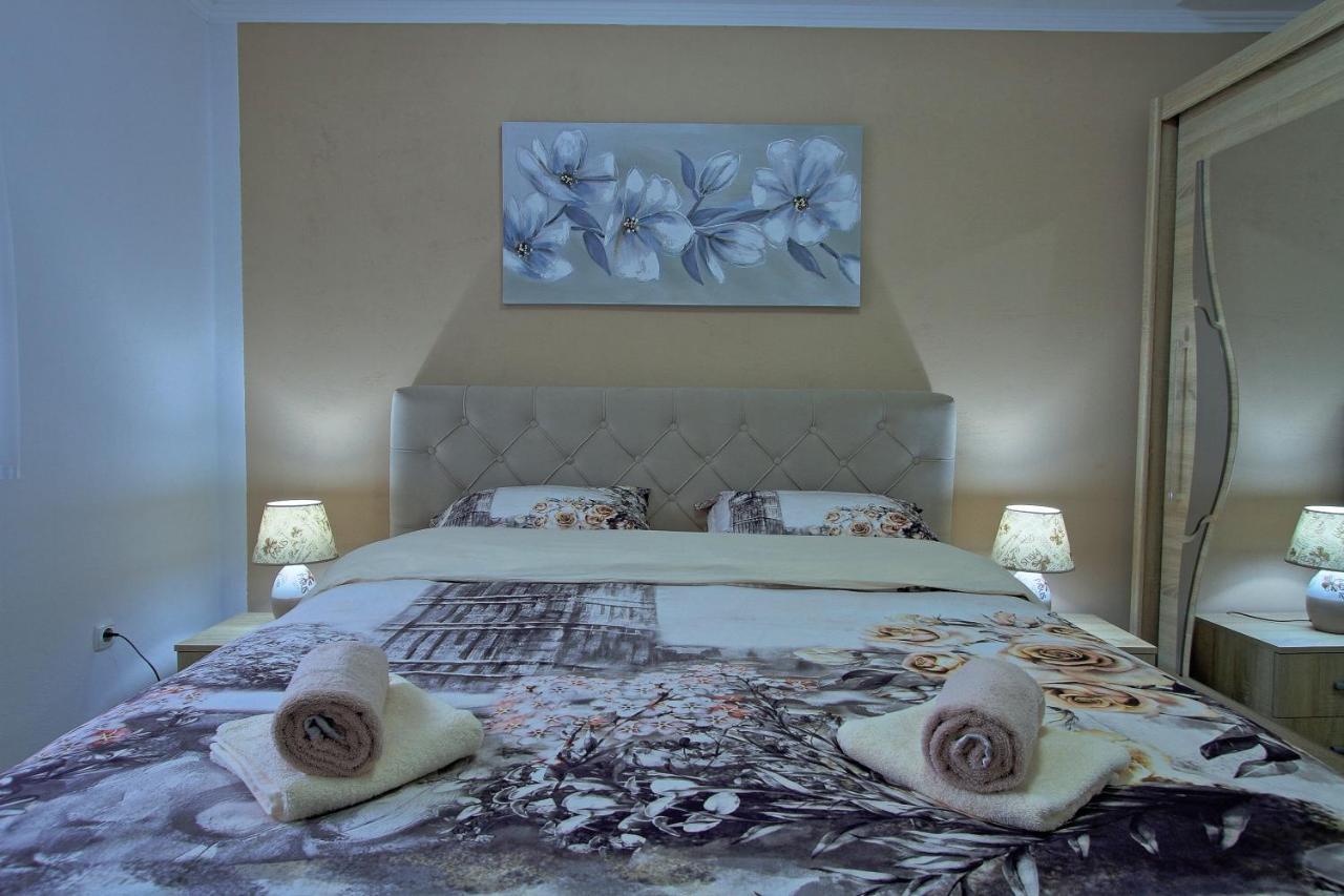 Holiday House Lana Оточац Экстерьер фото