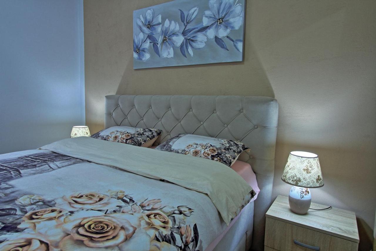 Holiday House Lana Оточац Экстерьер фото