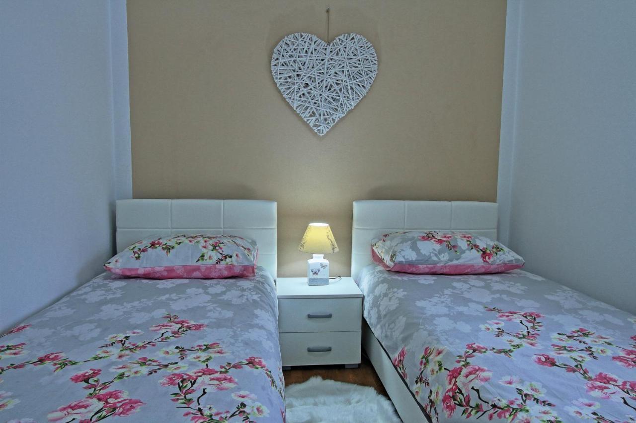 Holiday House Lana Оточац Экстерьер фото