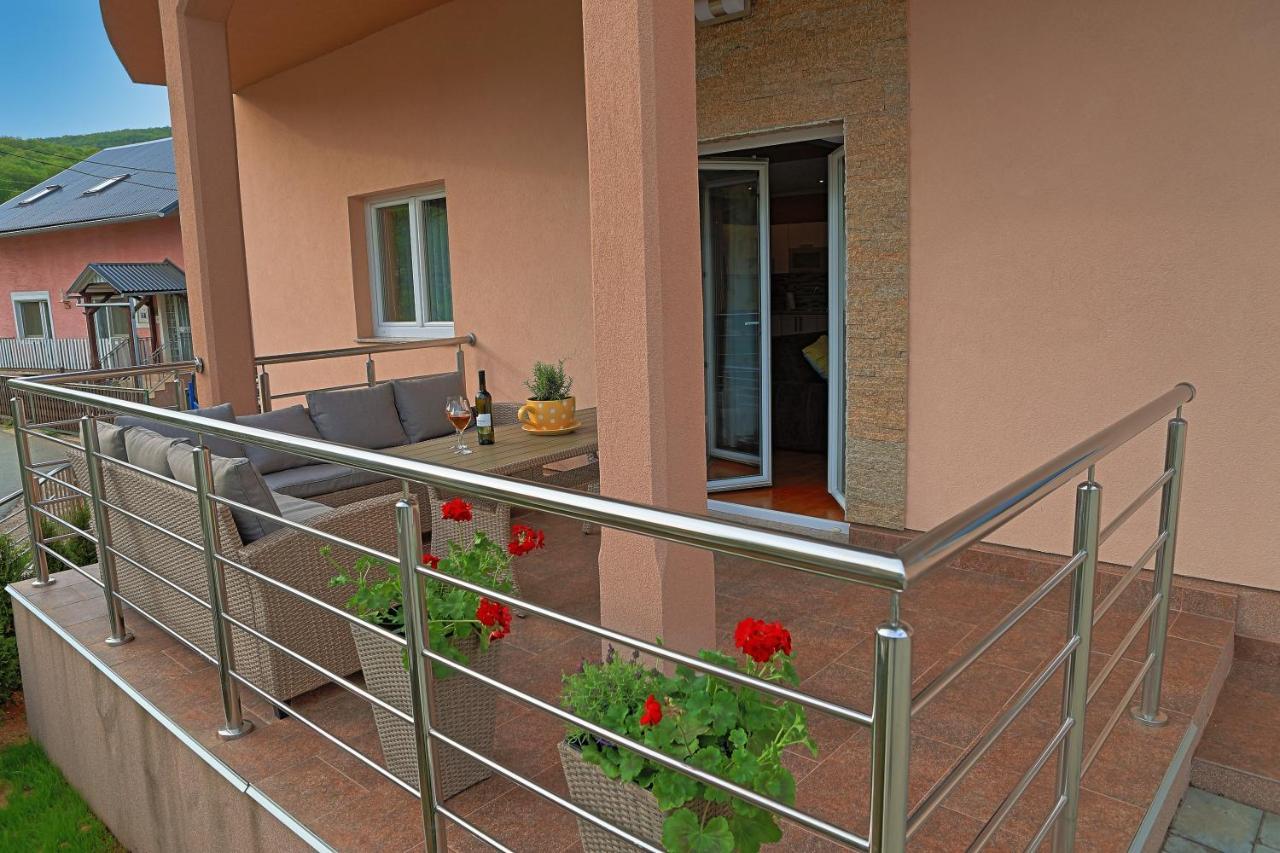Holiday House Lana Оточац Экстерьер фото