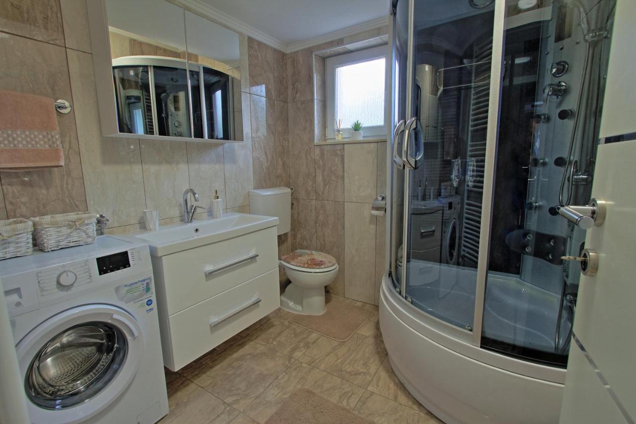 Holiday House Lana Оточац Экстерьер фото